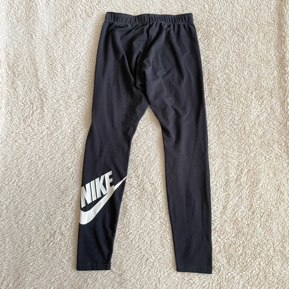 Nike Sportswear Essential High Rise Leggings - Picture 4 of 10
